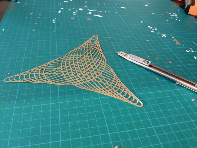 ויניל זהב לגיהוץ – דוגמה גיאומטרית לחולצה